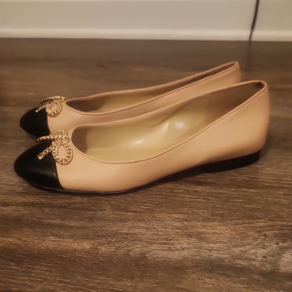 Michael Kors Black and Tan Leather Ballet Flats with Gold Bow Size 9.5 - Picture 4 of 13